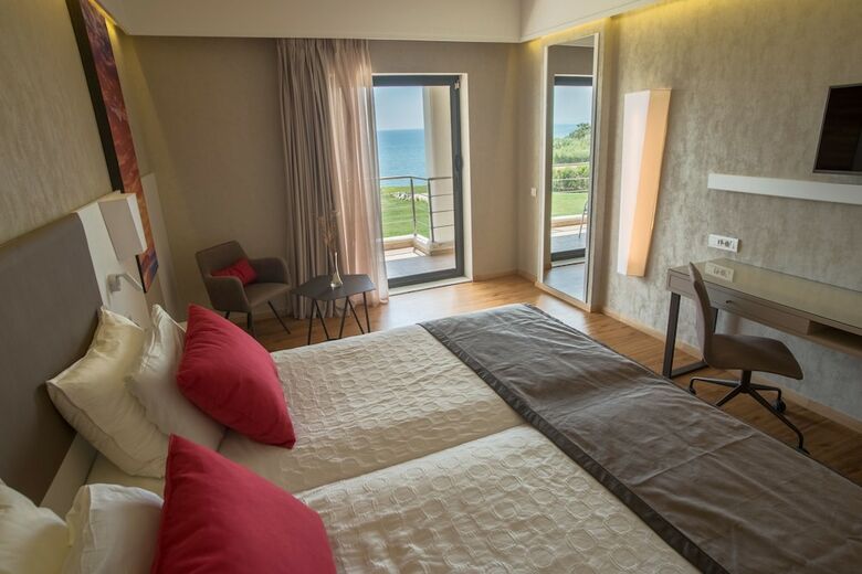 Hotel Ramada Plaza By Wyndham Thraki