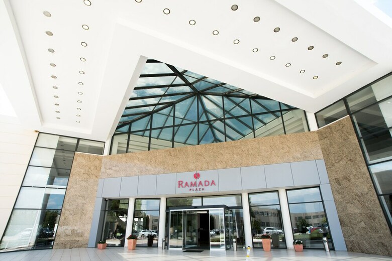 Hotel Ramada Plaza By Wyndham Thraki