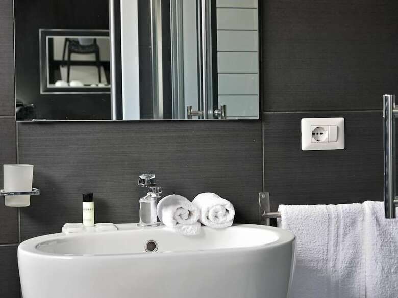 Bed & Breakfast Black & White G&g