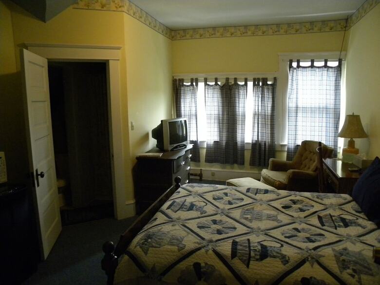 Bed & Breakfast Victorian Charm Inn