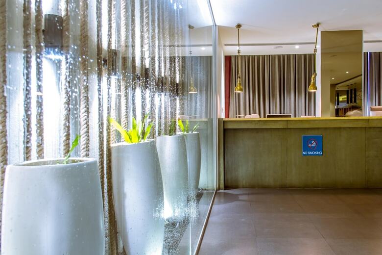 Oyo 1447 The Port Hotel