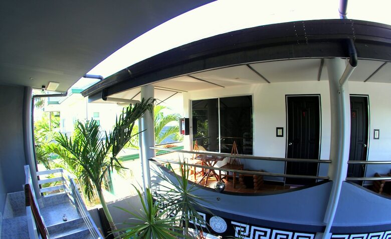Micky Santoro Hotel & Restaurant