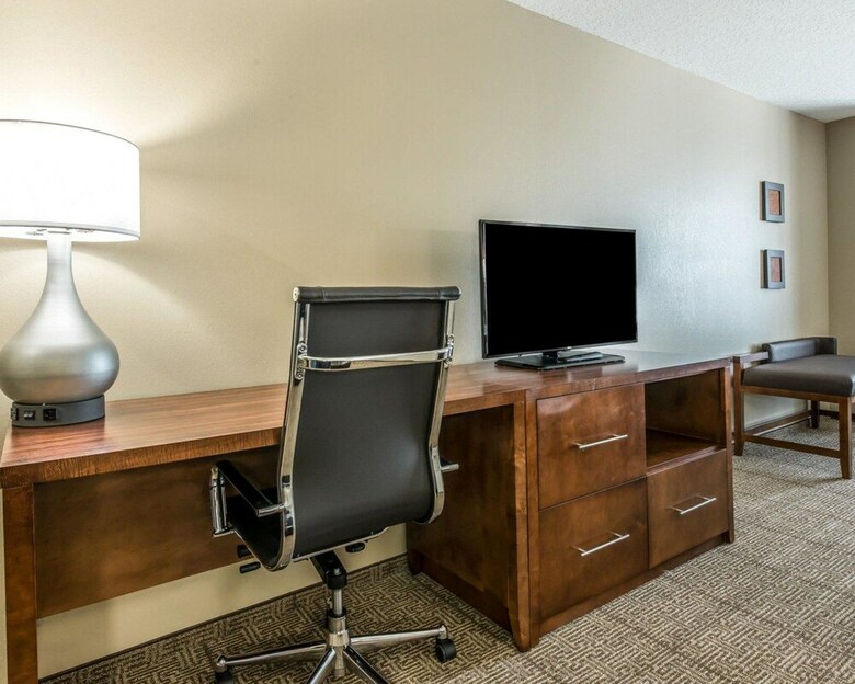 Hotel Comfort Suites Near Rainbow Springs