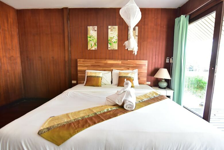 Hotel Koh Ngai Thanya Beach Resort
