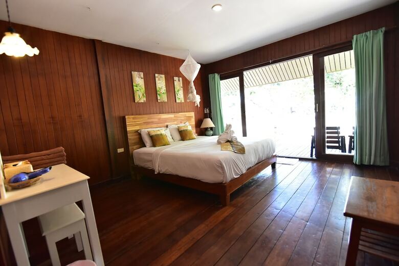 Hotel Koh Ngai Thanya Beach Resort