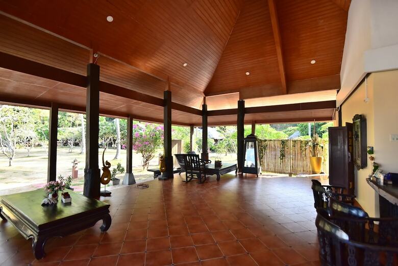 Hotel Koh Ngai Thanya Beach Resort