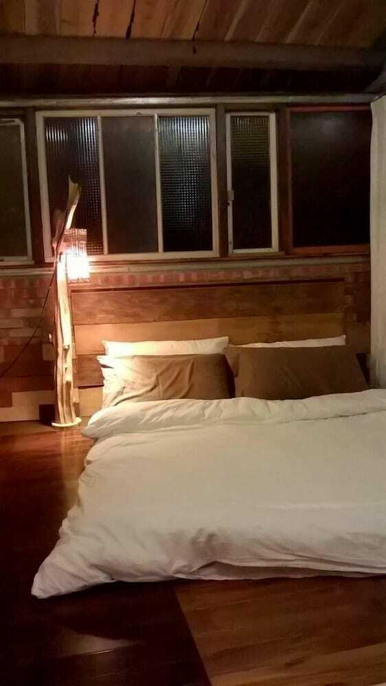 Bed & Breakfast Tree Element