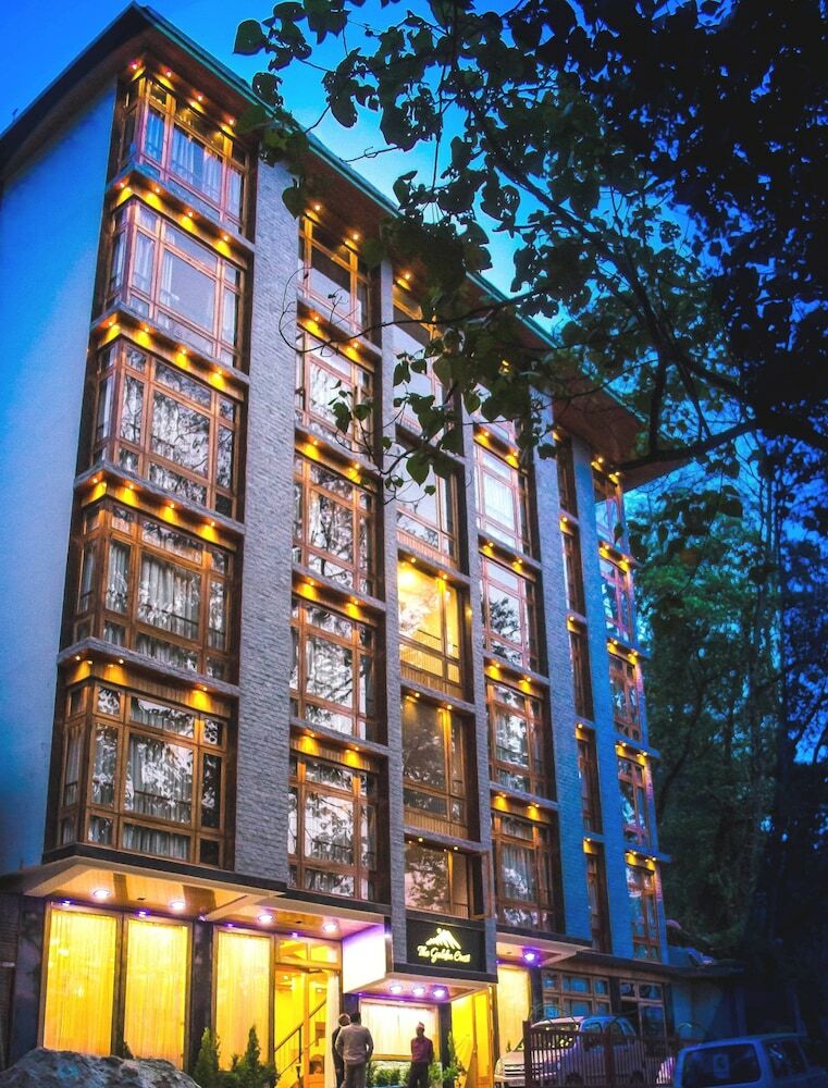 Hotel The Golden Crest