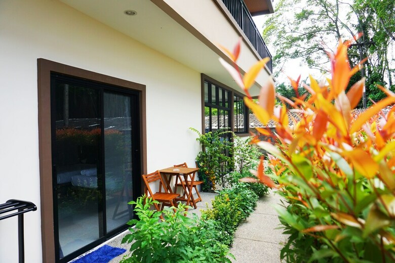 Hotel Pensiri House