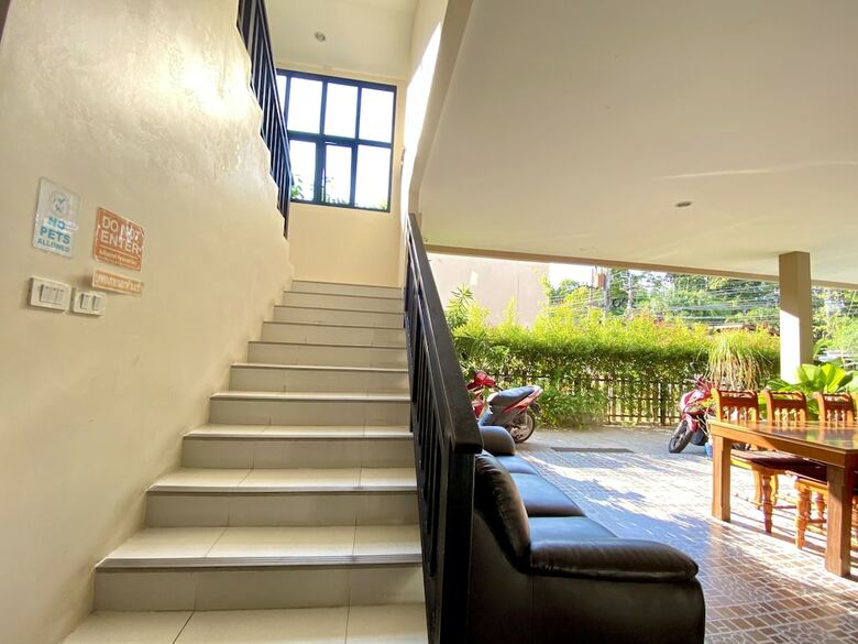 Hotel Pensiri House