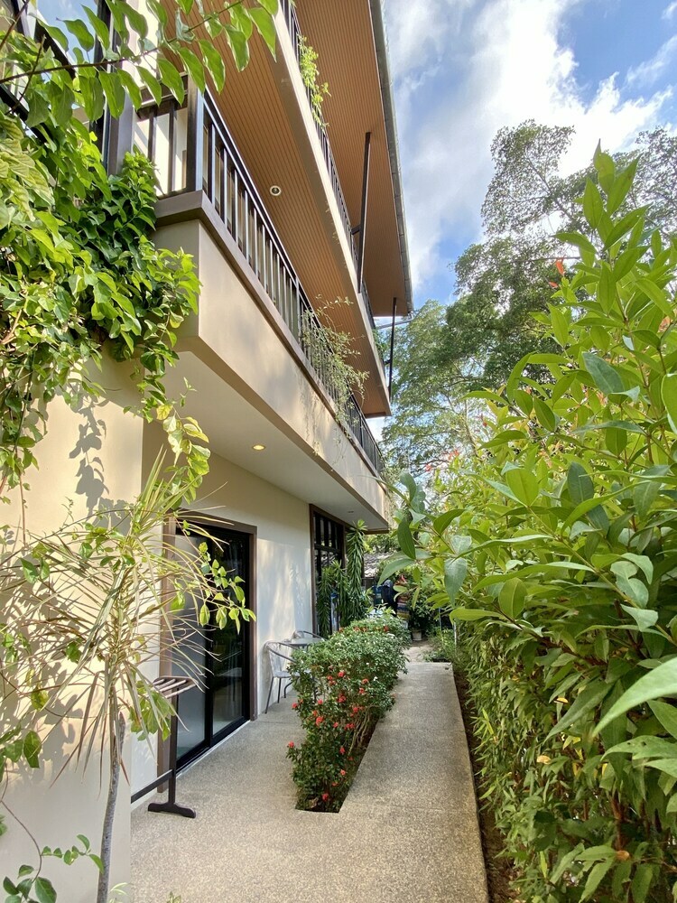 Hotel Pensiri House