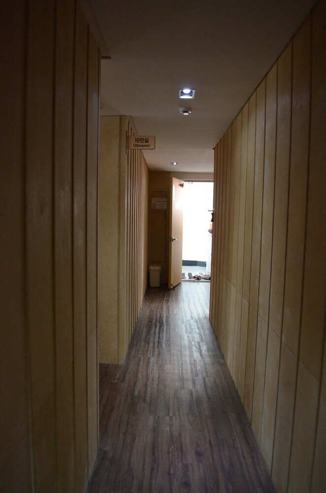 The Style Capsule Guesthouse - Hostel
