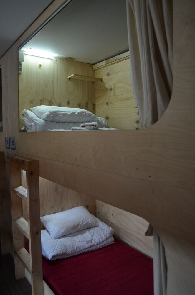 The Style Capsule Guesthouse - Hostel