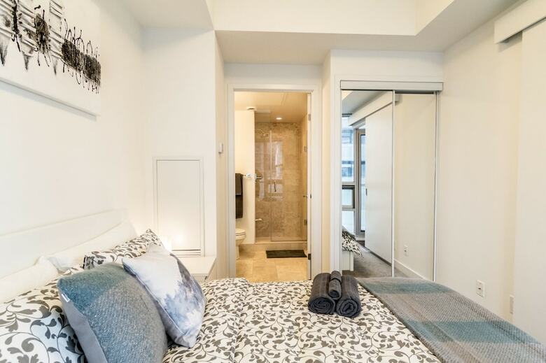Aoc Suites - Two Bedroom Condo - City/cn Tower View