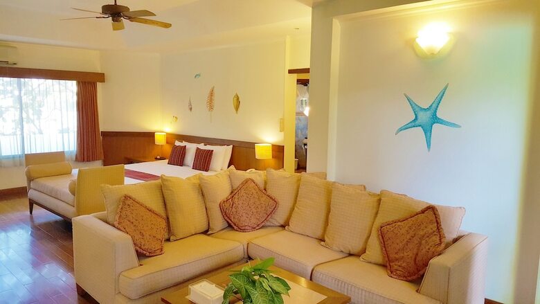 Hotel Birds And Bees Resort