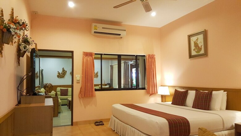 Hotel Birds And Bees Resort
