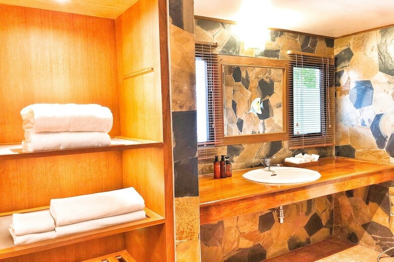 Hotel Birds And Bees Resort