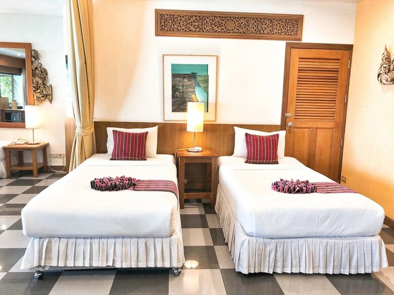 Hotel Birds And Bees Resort