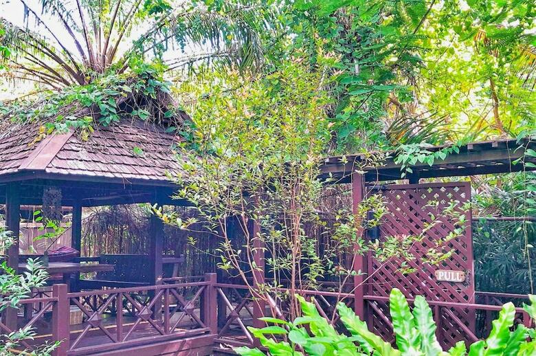 Hotel Birds And Bees Resort