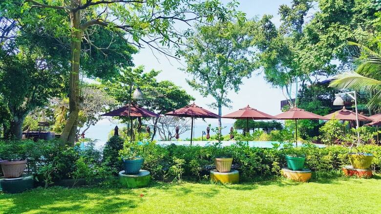 Hotel Birds And Bees Resort