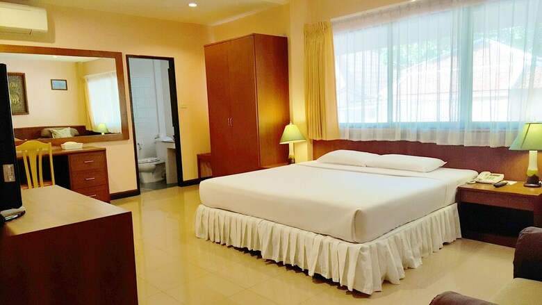 Hotel Birds And Bees Resort
