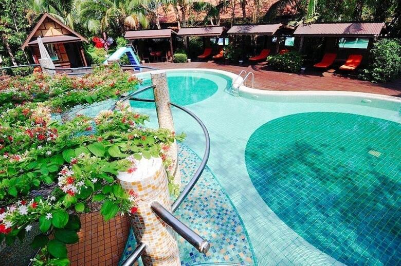 Hotel Birds And Bees Resort