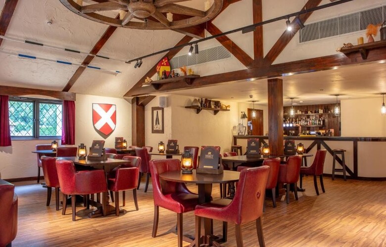 Hotel Warwick Castle Knight's Village