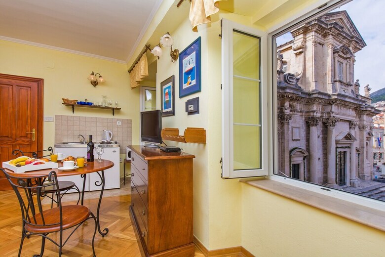 Old Town Apartments By Irundo