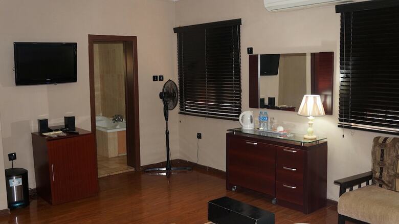 Hotel Charlies Place And Suite