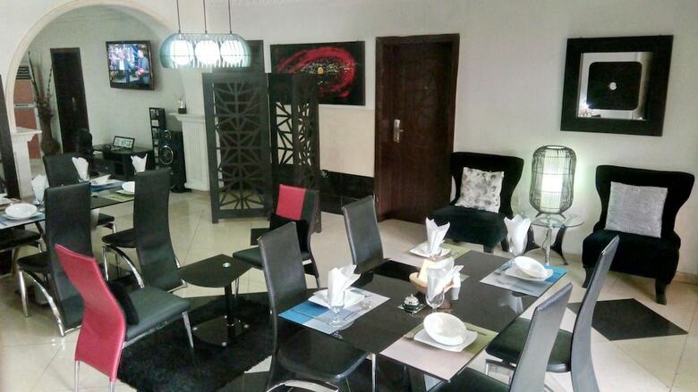 Hotel Charlies Place And Suite