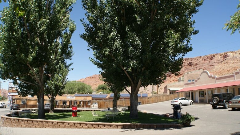 Adventure Inn & Motel