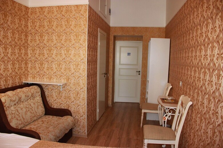 Hotel Guest Rooms Leone