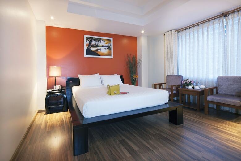 Roseland Corp Hotel