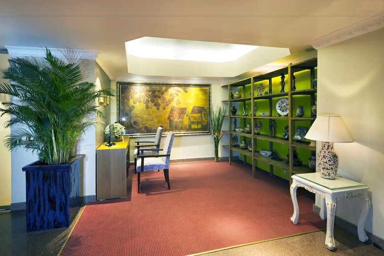 Roseland Corp Hotel