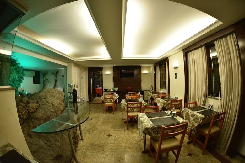 Hotel Village Icara�