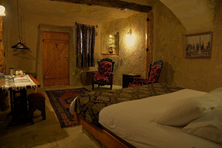 Canyon Cave Hotel