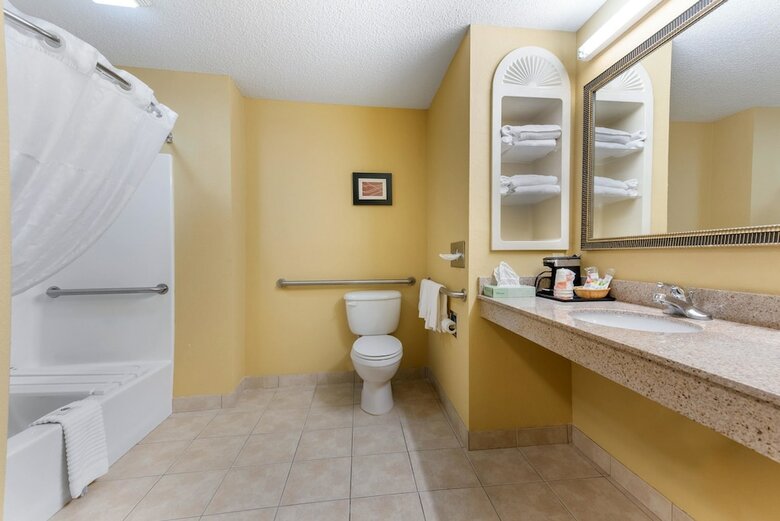 Hotel Comfort Suites Findlay I-75