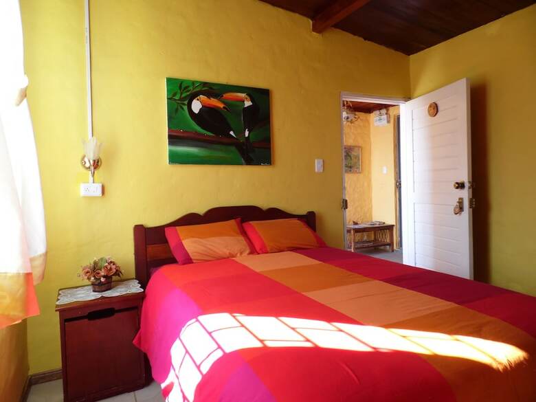 Hostal La Casa Amarilla