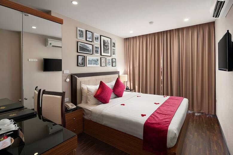 Golden Moon Suite Hotel