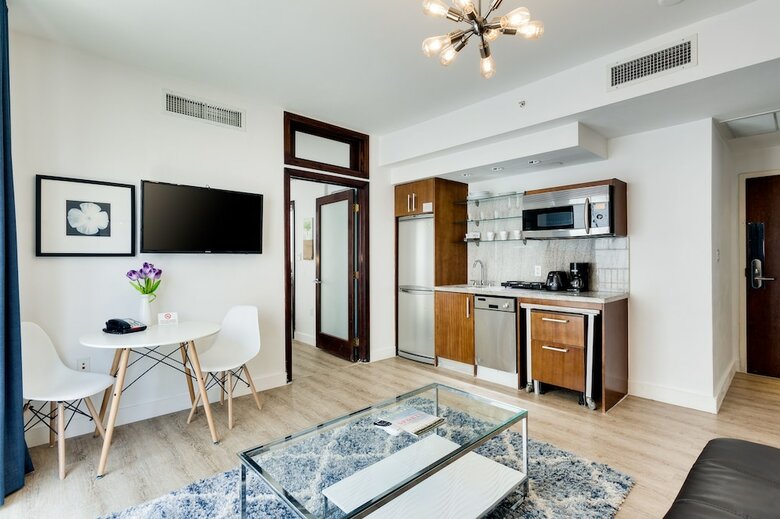Hotel Congress Suites At The Strand