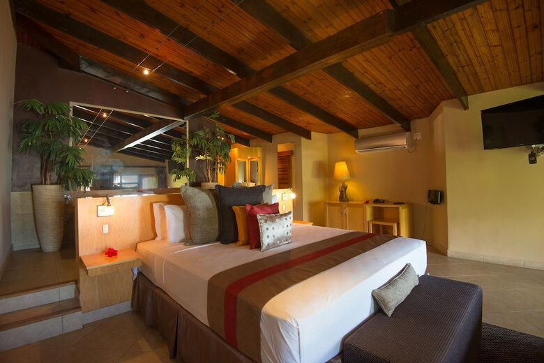 Coco De Mer Hotel And Black Parrot Suites