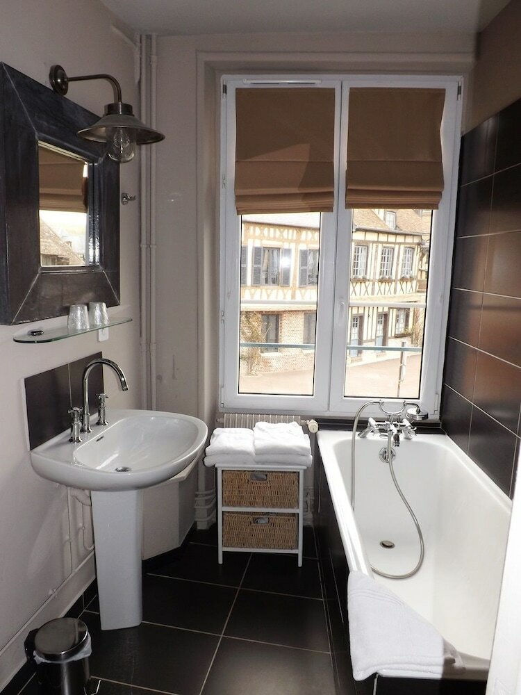 Hotel De La Licorne & Spa Nuxe