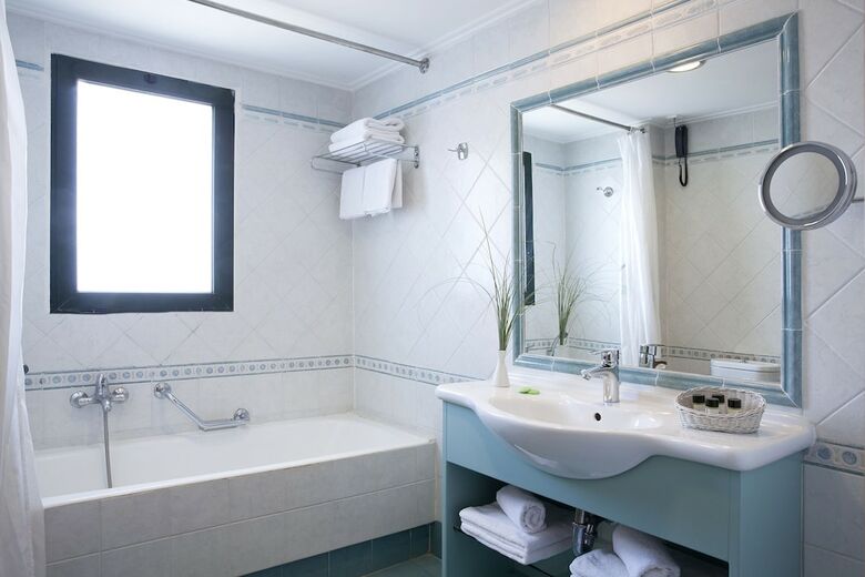 Hotel Ramada By Wyndham Attica Riviera