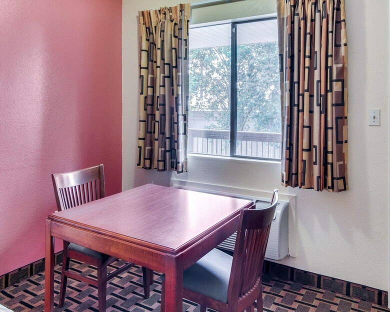 Hotel Rodeway Inn & Suites