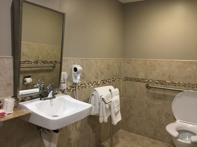 Hotel Ramada By Wyndham Rockville Centre