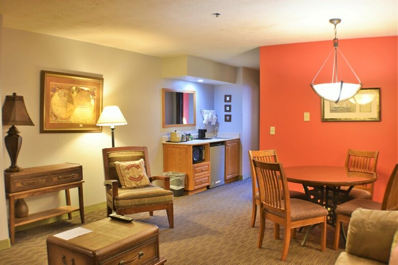 Ramada By Wyndham Sioux Falls Airport Hotel & Suites