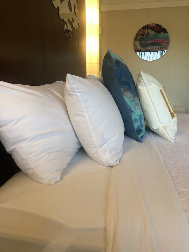 Atrium Hotel At Orange County Airport