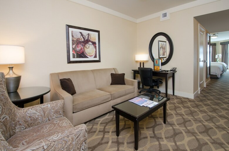 Hotel West Inn & Suites