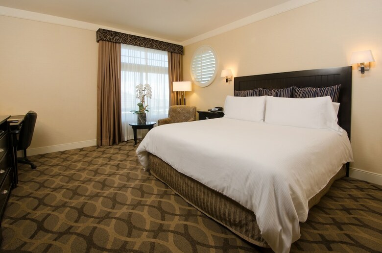 Hotel West Inn & Suites