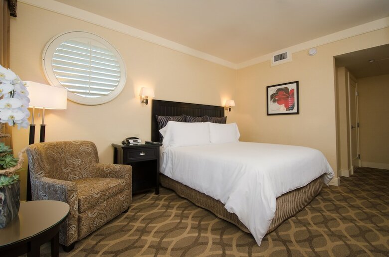Hotel West Inn & Suites